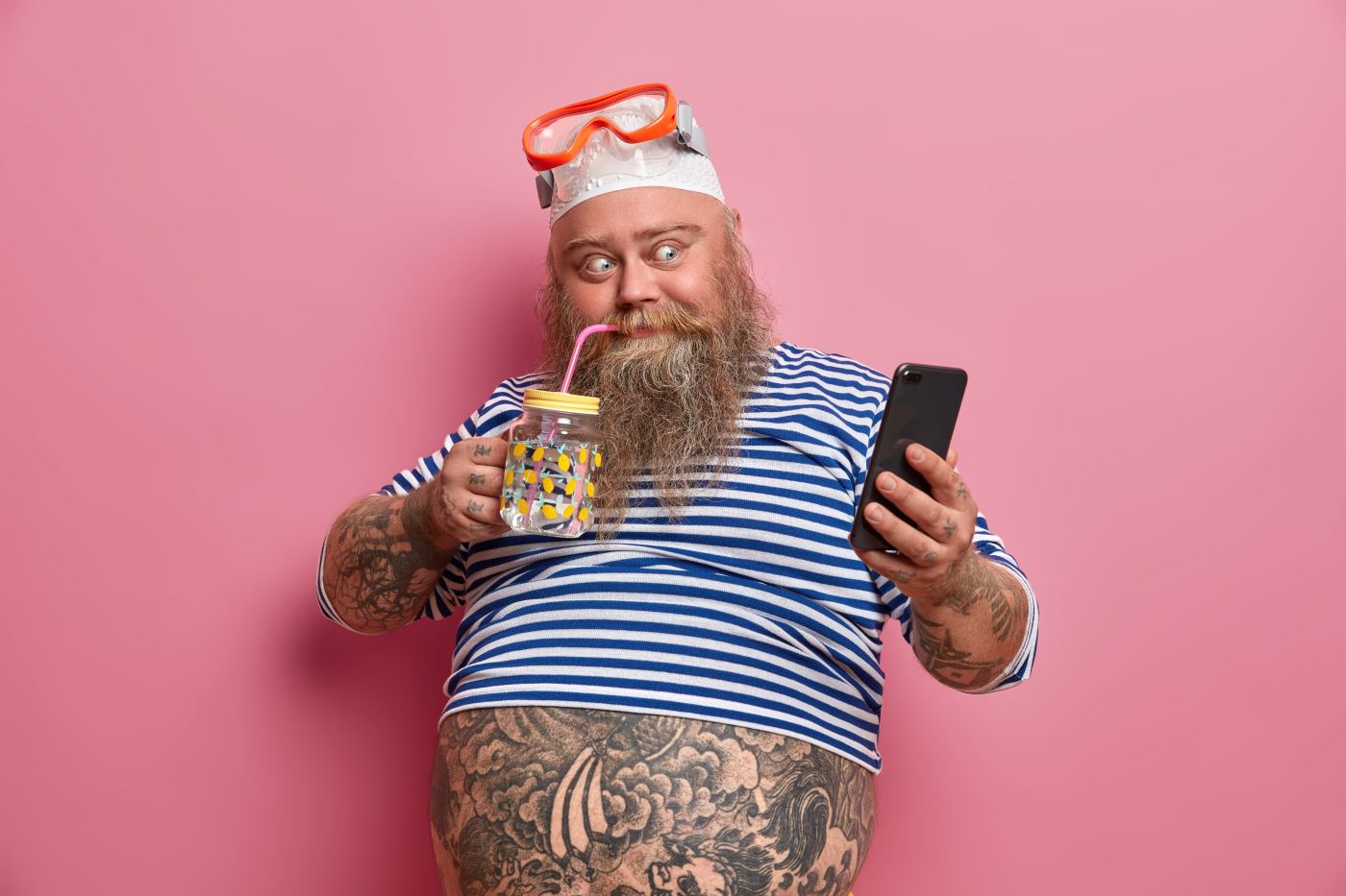 Wujek Zbyszek z drinkiem i telefonem